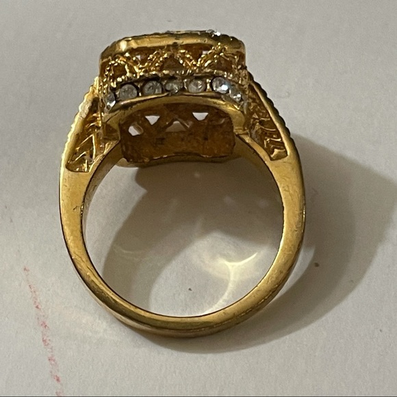 Elegant Gold Tone Faux Diamond Cocktail Ring Sz 7 - Picture 6 of 13